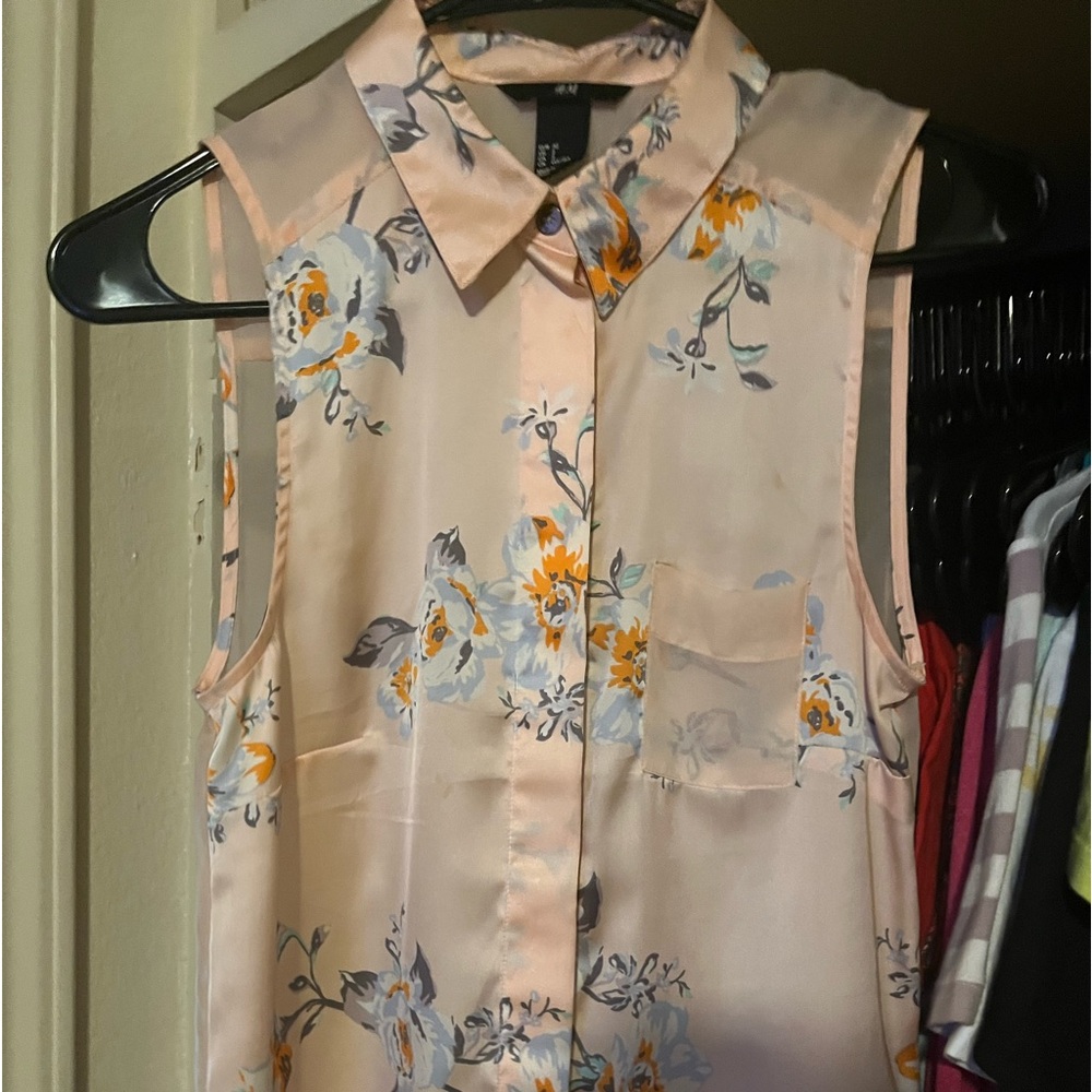H&M BUTTON-DOWN TANK TOP W/EXOTIC FLOWERS ALL OVER. SIZE 2, WITH EXTRA BUTTON